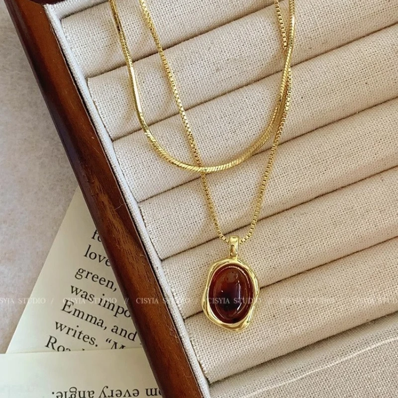 kf-S1b4e43ee404d4337b05768a5ea74cfddD.webp Collier Double couche ambre avec chaîne de pull en or pour femmes, accessoire de bijoux élégant haut de gamme, nouvelle collection automne hiver 2025 – Image 6