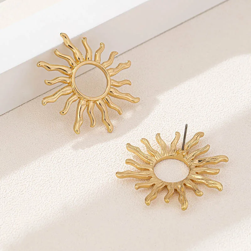 kf-S5bbe38e299e14553b0a24d72124c85754.webp Boucles d'oreilles soleil tournesol élégantes de Style rétro pour les rassemblements des femmes, accessoires de bijoux, boucles d'oreilles multifonctions à la mode – Image 3