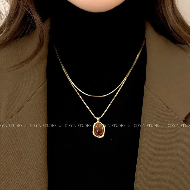 kf-S609a46c79f2c4a64b12a9610f4e5a0cci.webp Collier Double couche ambre avec chaîne de pull en or pour femmes, accessoire de bijoux élégant haut de gamme, nouvelle collection automne hiver 2025 – Image 2