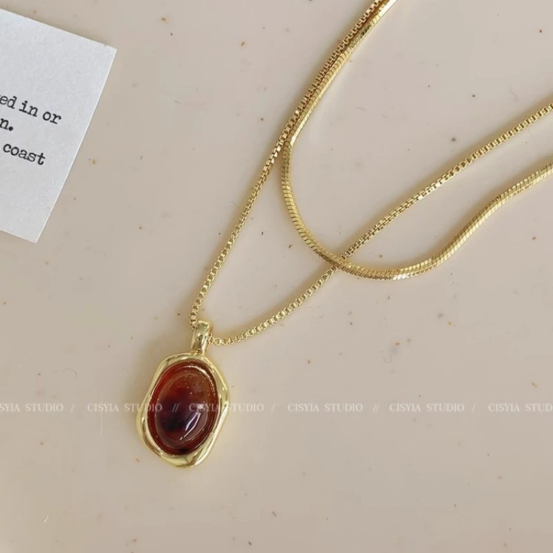 kf-S7071e10ba78149cd9c0ade7b8833f05cc.webp Collier Double couche ambre avec chaîne de pull en or pour femmes, accessoire de bijoux élégant haut de gamme, nouvelle collection automne hiver 2025 – Image 4