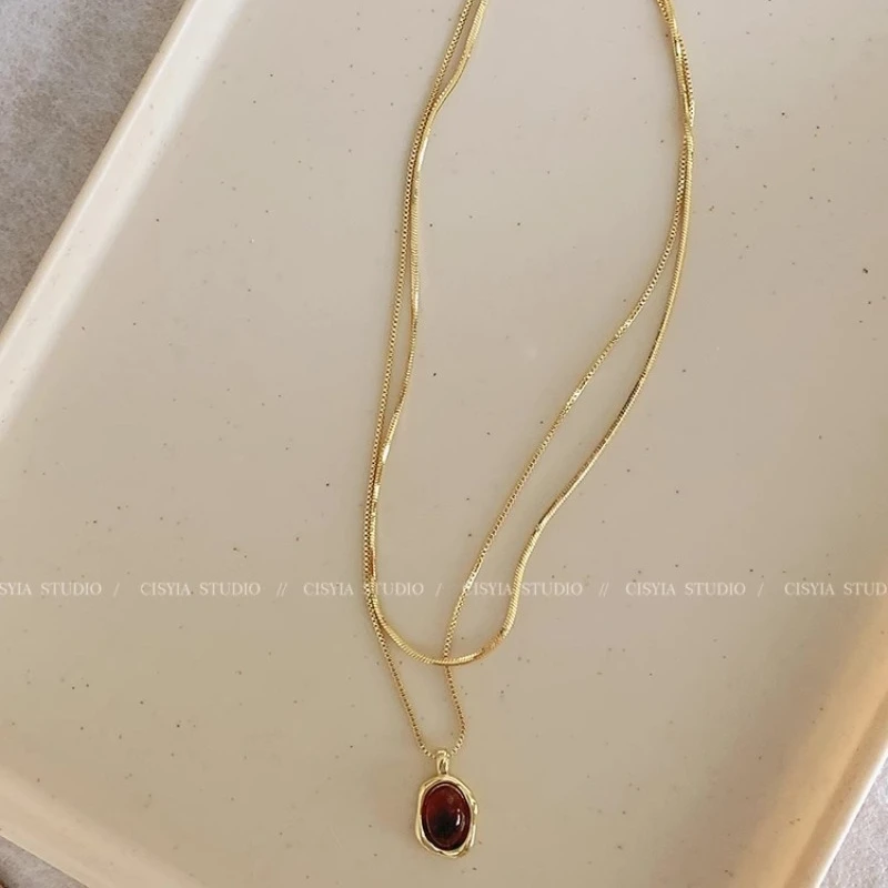 kf-Sc30679b3dbcd45b7940703a05575bcccj.webp Collier Double couche ambre avec chaîne de pull en or pour femmes, accessoire de bijoux élégant haut de gamme, nouvelle collection automne hiver 2025 – Image 5