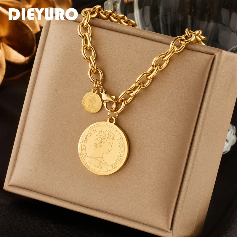 Collier Médaille Portrait DIEYURO – Acier Inoxydable 316L Doré – Style Hip Hop Chic