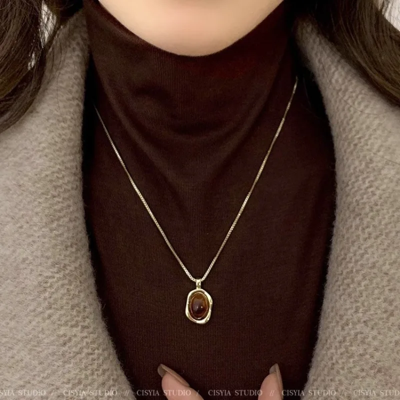 kf-Sff5a2f8660ff4df38db7f626b1f1f8e74.webp Collier Double couche ambre avec chaîne de pull en or pour femmes, accessoire de bijoux élégant haut de gamme, nouvelle collection automne hiver 2025 – Image 3